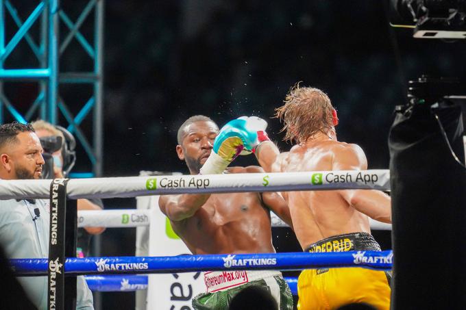 Mayweather je EthereumMax promoviral na pasu svojih hlač med junijskim dvobojem z Loganom Paulom. | Foto: Guliverimage/Louis Grasse/PxImages/Icon Sportswire