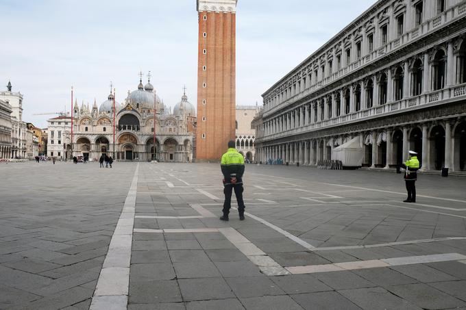 Turistično središče Benetk je zaradi karantene povsem prazno. | Foto: Reuters