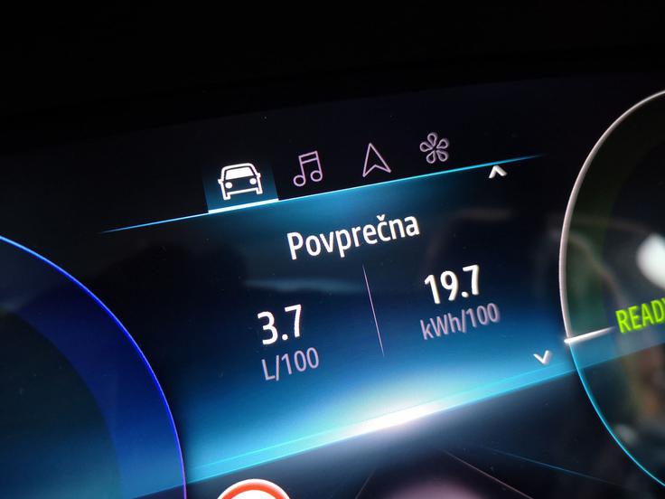Renault captur hibrid Ob uporabi podeželskih cest in mestnih ulic smo dosegli 40 električnih kilometrov, taka je bila po 56 kilometrih poraba ob primestni vožnji po avtocesti in skozi mesto. | Foto: Gregor Pavšič