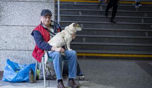 Gospod Boris in kuža Tobi, maskoti podhoda na glavni železniški postaji v Ljubljani