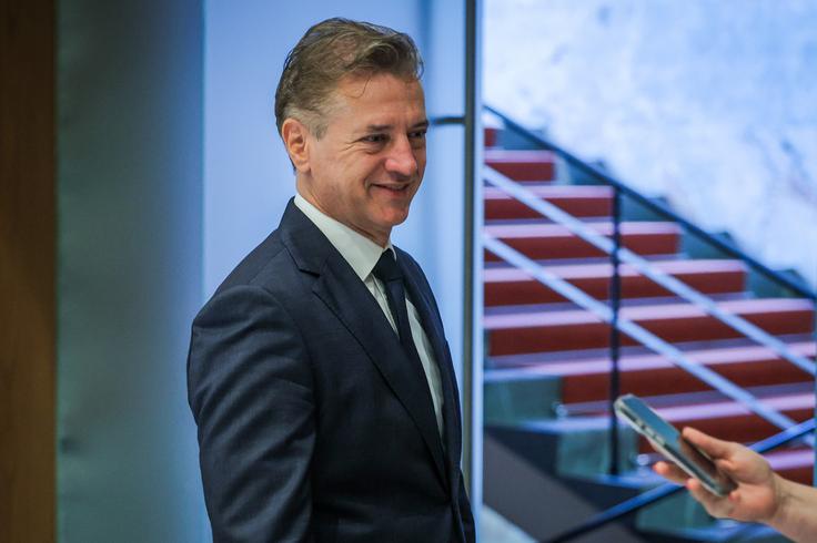 "Od lanskega oktobra ni čisto nič novega v zadevi Bobnar. Še vedno gre za dve sms-sporočili. Darilo, o katerem se toliko govori zadnje dni, naj bi bilo moje zaupanje do ministrice. Si predstavljate, da je kar naenkrat nedovoljeno darilo postalo zaupanje, ki naj bi ga imel predsednik vlade do svoje ministrice?," je v izjavi po izredni seji DZ dejal Golob. | Foto: STA