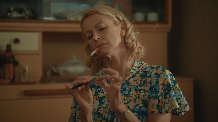 Tjaša Železnik z vlogo Bronjine matere ustvari tragičen lik, ki tudi po smrti močno zaznamuje družino s svojo odsotnostjo. | Foto: Fivia