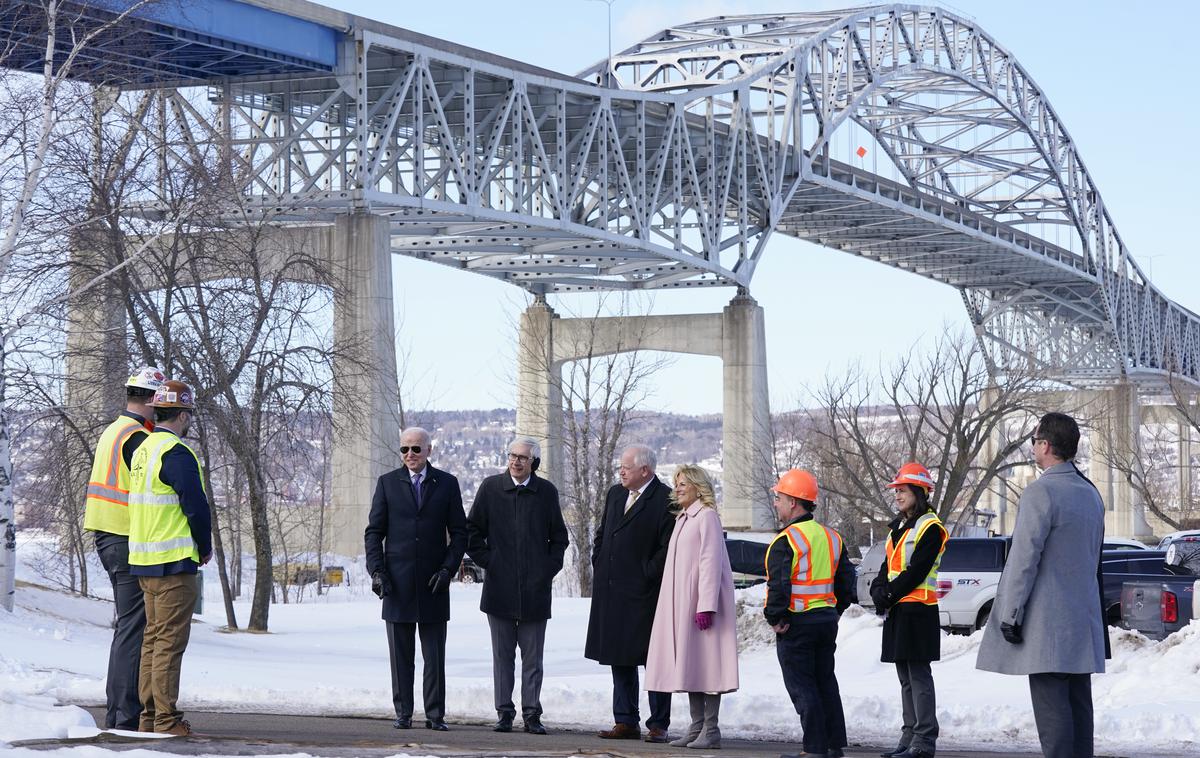 Joe Biden pri Blatnikovem mostu | Ameriški predsednik Joe Biden je pred dnevi obiskal več kot dva kilometra dolgi Blatnikov most. Ob njem sta med drugim še guverner Minnesote Tim Walz in guverner Wisconsina Tony Evers. | Foto Guliverimage