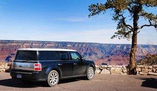 Brez besed obstal na robu Grand Canyona