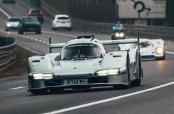Registrske oznake, celo držalo za kavo: to je cestna različica dirkalnika za Le Mans