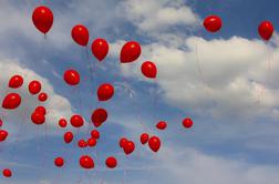 Zakaj bo ta konec tedna po Sloveniji toliko rdečih balonov?