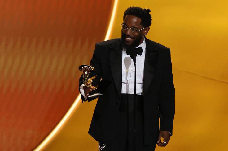 Kendrick Lamar je skupaj s 26 grammyji presegel rekord, ki si ga je do zdaj lastil Jay-Z, kot raper z največjim številom osvojenih pozlačenih gramofonov. | Foto: Reuters