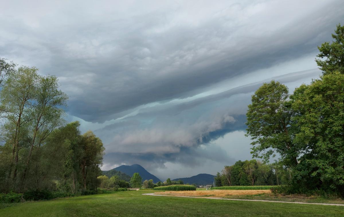 nevihta, Škofja Loka | Bodite pozorni na nevihtne oblake, opozarjajo pri Arsu.  | Foto Bralec