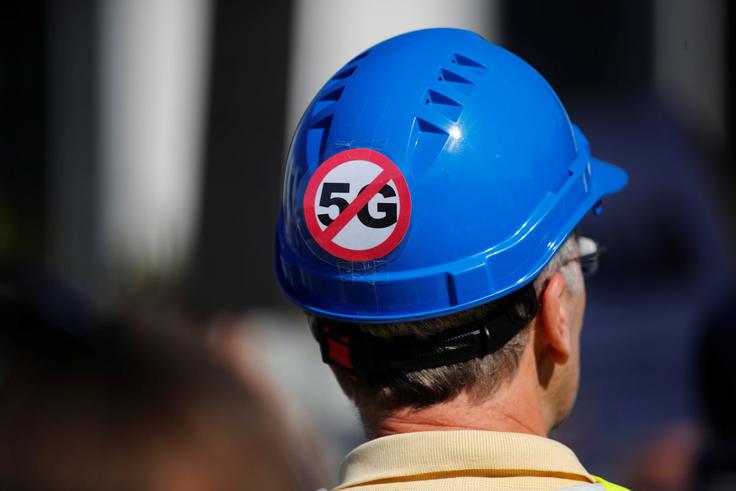Med nasprotniki omrežij 5G ni malo takšnih, ki kljub odsotnosti kakršnihkoli znanstvenih dokazov ali zgolj indicev trdno verjamejo, da so omrežja 5G (tudi tam, kjer jih še ni) kriva za širitev pandemije bolezni covid-19. | Foto: Reuters