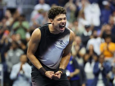 Ameriški spektakel za mesto v finalu, Zverev proti Hačanovu