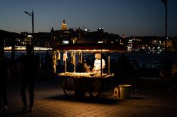 Zaradi zastrupitve s hrano umrla mati in njena dva otroka, oče se še bori