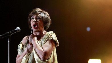 Legendarna Shirley Bassey prvič na Oskarjih