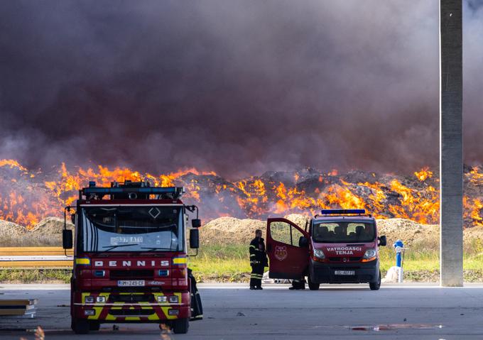 Tucaković je še sporočil, da so ekipe gasilcev, ki so požar gasile ponoči in zjutraj, na zdravniškem pregledu. | Foto: 