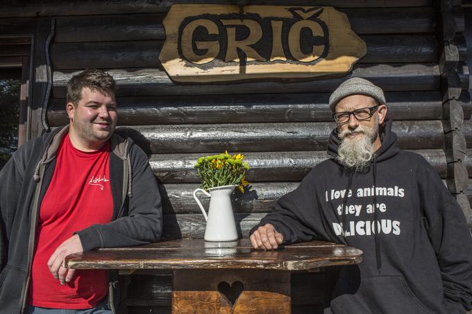 "V družini smo že prej imeli ekološko kmetijo, na kateri smo redili koze, in ko je prišel Peter, smo se odločili, da se lotimo reje rac," je pojasnil Luka Košir iz gostišča Grič. "Všeč so mi ljudje, od katerih se lahko naučiš tistih res prvinskih znanj, ki jih ne moreš izvedeti iz nobene knjige, kako se zavedati okolja, v katerem živiš, in kako ga prenesti v kuhinjo." | Foto: Matej Leskovšek