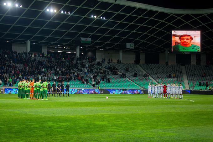 Nogometaši so se pred začetkom pokalnega večnega derbija z minuto molka poklonili spominu na pokojnega nekdanjega igralca Olimpije Dimitrija Srbuja. | Foto: Žiga Zupan/Sportida