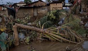 Na Filipinih zaradi približevanja supertajfuna evakuirali skoraj milijon ljudi #video