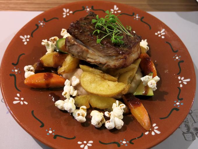 Bobiči so v izvirniku gosta mineštra, v Istrian Tapas pa so jih preoblikovali v pečeno svinjsko potrebušino, podloženo z matevžem, krompirjem in korenjem ter potreseno s kokicami. | Foto: Miha First