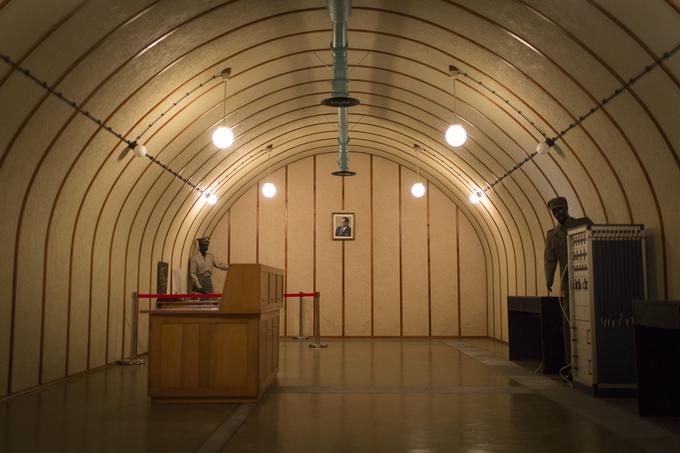 Telekomunikacijska soba, zaradi katere je bunker Škrilj tudi nastal. V njej je bilo nekdaj tu 40 radio oddajnikov in telefoni.  | Foto: Bojan Puhek