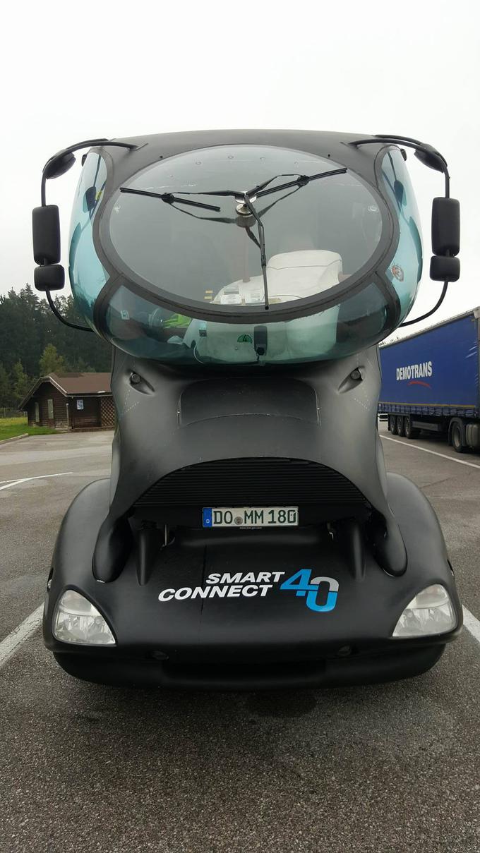 Nemški voznik je potarnal, da kljub futurističnemu videzu tovornjak ni ravno praktičen. Iz vozniške kabine je preglednost po njegovih besedah precej slaba. | Foto: Metka Prezelj
