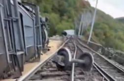 Katastrofa: pri Reki iztiril tovorni vlak, 11 vagonov zgrmelo v prepad #video