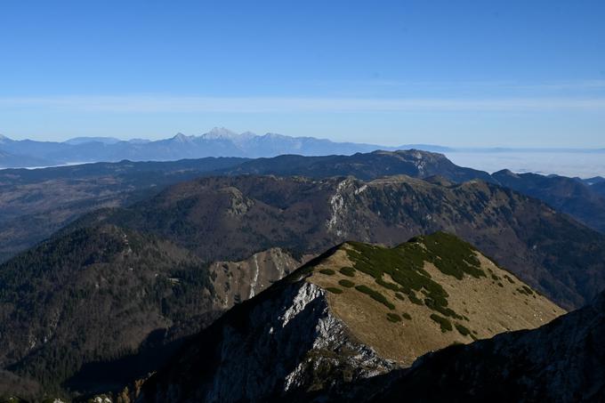 Pogled proti vzhodu na vrhove nad Soriško planino in Ratitovec | Foto: Matej Podgoršek