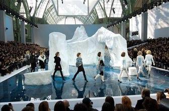 Karl Lagerfeld tokrat z ledeno goro sredi Pariza