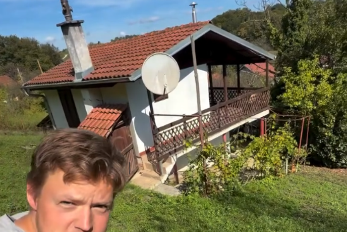 Američan na Hrvaškem se ne ustavlja: kupil je še več zapuščenih objektov v isti vasi