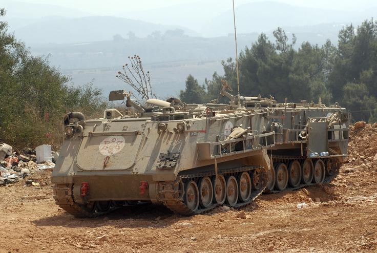 Izraelci so oklepnike M113, ki so že zastareli (njihova proizvodnja se je končala leta 2007), preuredili v daljinsko vodene oklepnike – robote. Natovorijo jih s tonami eksploziva in jih nato uporabijo za uničevanje stavb. | Foto: Guliverimage