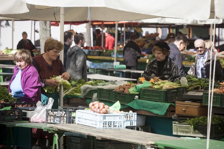 Z ljubljanske tržnice je po novem mogoče oditi ne le s solato, klobaso, tulipanom in brancinom, temveč tudi z grafiko. | Foto: 