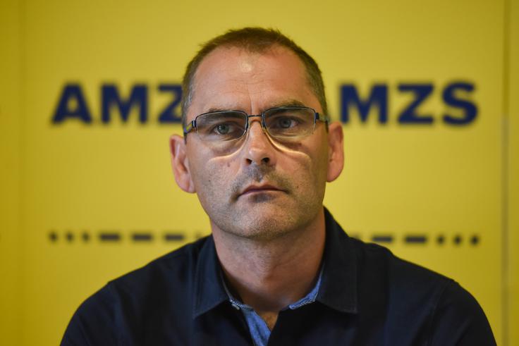 "Česar si sam res ne želim, je predvsem rednih vzdrževalnih del, kot je košnja trave, v jutranjih konicah. Do devete ure se to ne sme početi, to je nesprejemljivo," pojasnjuje Jure Kostanjšek iz Avto-moto zveze Slovenije. | Foto: STA ,
