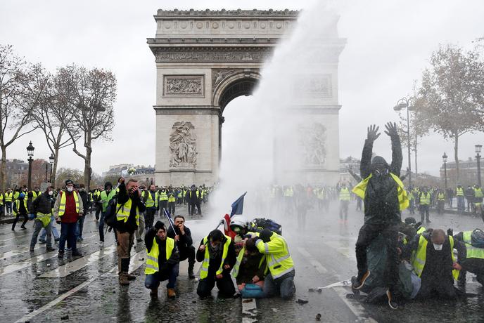 Macron: Pri protestih gre za nasprotovanje republiki
