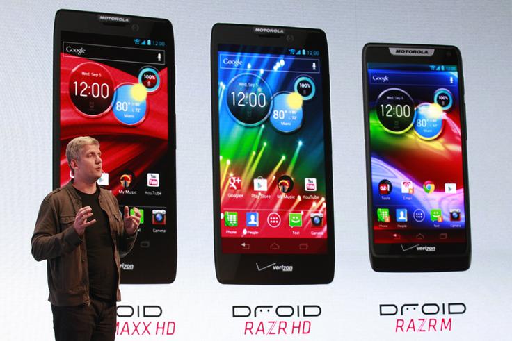 Trije modeli pametnih telefonov Droid Razr, ki jih je podjetje Motorola Mobility predstavilo septembra 2012. | Foto: Reuters