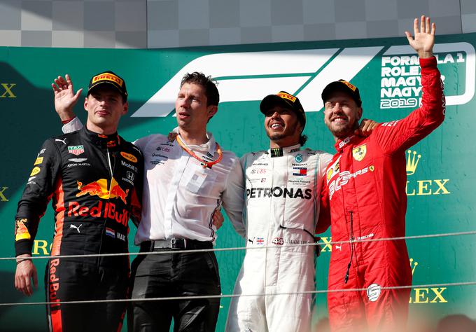 Hamiltonu sta na odru za zmagovalce družbo delala še Max Verstappen in Sebastian Vettel. | Foto: Reuters