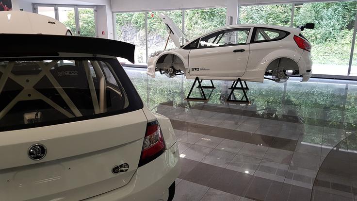 Na ogled slovenskim tekmovalcem dva "proto" reli dirkalnika, ki sta navzven videti kot škoda fabia  R5 in ford fiesta R5. | Foto: Gregor Pavšič