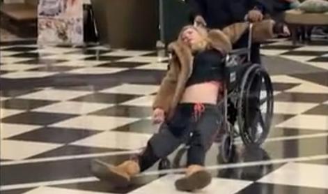 Zvezdnico iz hotela odpeljali z reševalnim vozilom #video