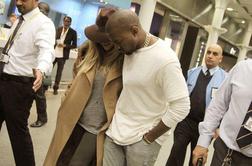 Ekskluzivno! Kanye West zaščitniško objel Kim pred nadležnimi fotografi