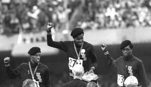 Umrl je olimpijski prvak, ki ga bo svet pomnil po nepozabni gesti