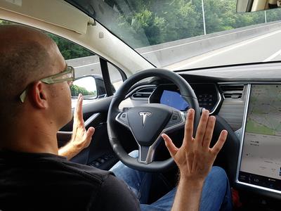 30-dnevna prepoved prodaje? Tesla mora v ZDA popraviti marketinške obljube.