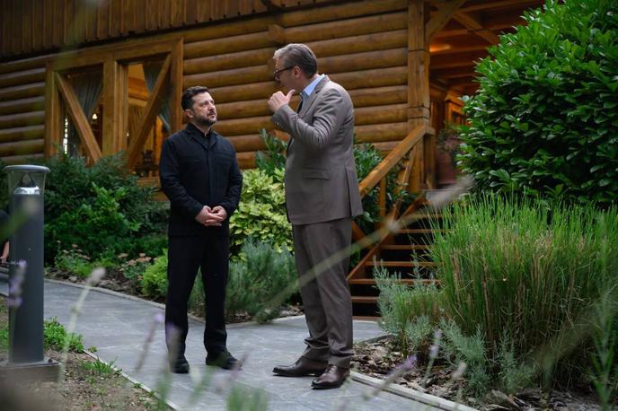 Volodimir Zelenski, Aleksandar Vučić | Zelenski je v Beograd prispel v petek, z Vučićem pa sta po današnjem srečanju kot ključna področja dvostranskega sodelovanja izpostavila infrastrukturne projekte, energetiko, rudarstvo in kmetijstvo. Poudarila sta prizadevanja za sklenitev sporazuma o prosti trgovini do konca letošnjega leta ter konkretno humanitarno pomoč Srbije, zlasti pri povojni obnovi Ukrajine. | Foto Guliverimage