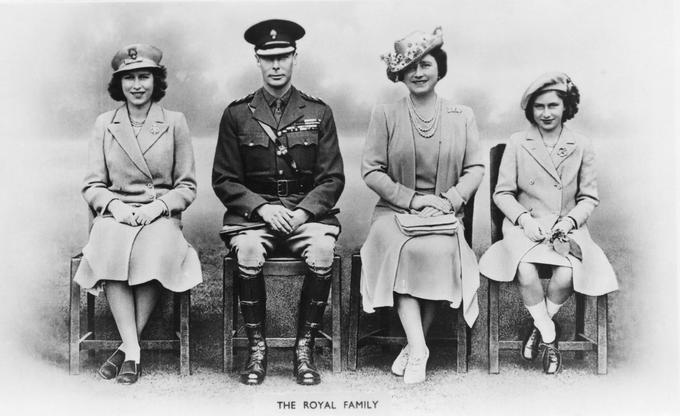 Na fotografiji so kralj George VI., kraljica Elizabeta ter princesi Elizabeta in Margareta v času druge svetovne vojne, v katero je bilo intenzivno vpeto tudi Združeno kraljestvo. | Foto: Guliverimage/Vladimir Fedorenko