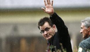 Charlie Sheen toži za 100 milijonov dolarjev