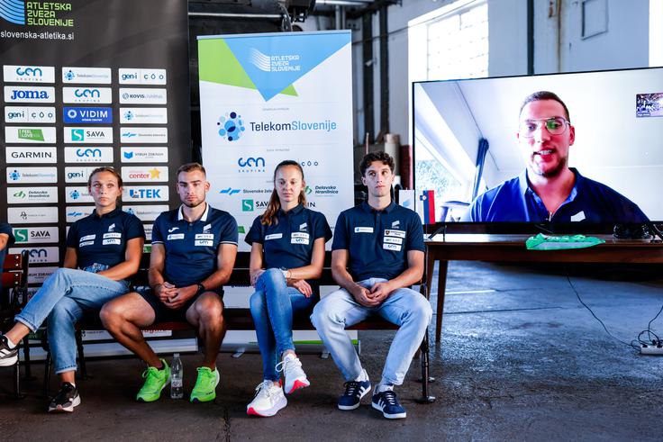 Ptujčan se je preko videopovezave javil iz svoje baze v Estoniji. | Foto: Aleš Fevžer