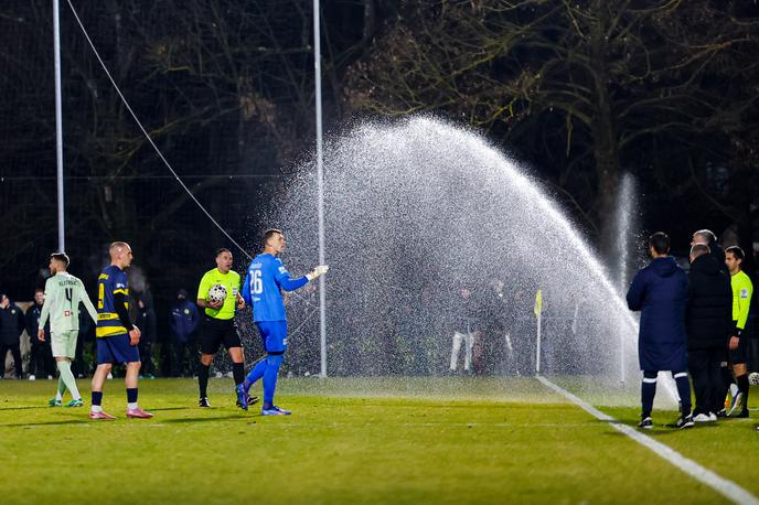 Brinje Grosuplje : NK Olimpija | Ob koncu tekme se je sprožil namakalni sistem. | Foto Aleš Fevžer