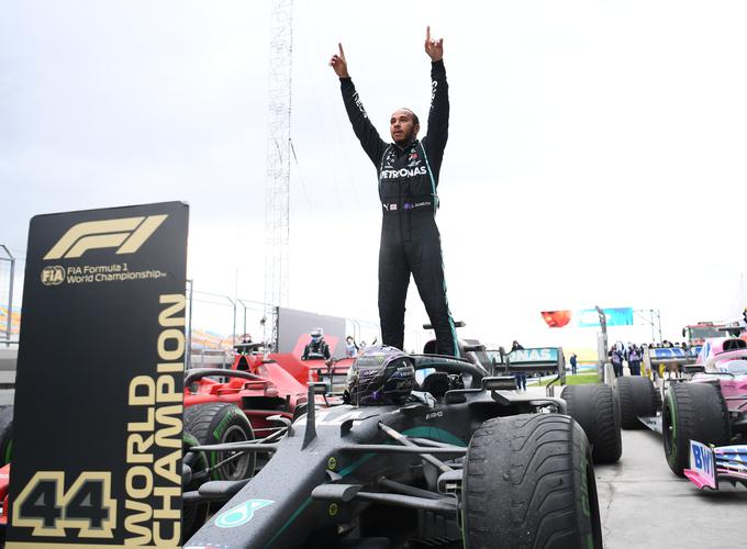 Lewis Hamilton se je s sedmimi naslovi prvaka na lestvici izenačil z Michaelom Schumacherjem. | Foto: Reuters