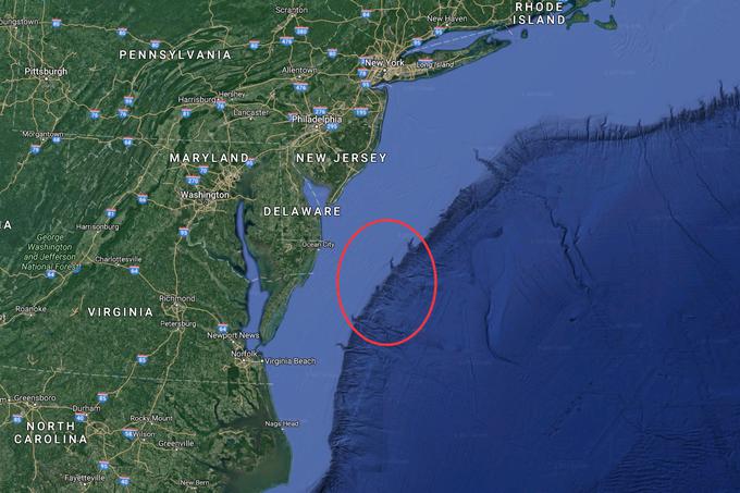 Približna lokacija, kjer se potika robotska podmornica. Svetlejša modra barva označuje severnoameriško polico, temnejša pa globlje vode Atlantika. Klikni sliko za interaktivni zemljevid. | Foto: Matic Tomšič