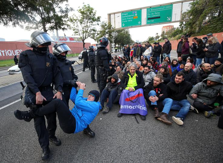 Kučan v pismu spodbuja reševanje z dialogom in ne s policijskim nasiljem. | Foto: Reuters