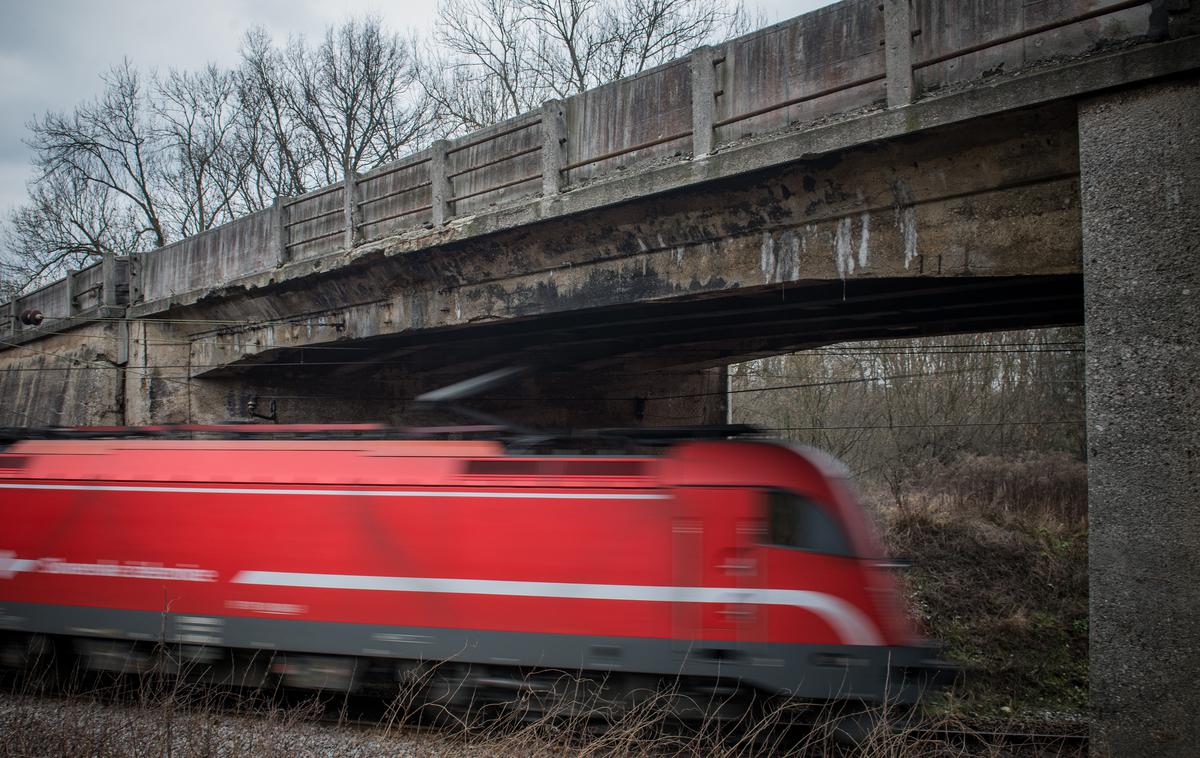Železnica | Oba voznika sta zaradi hudih poškodb umrla na kraju nesreče.  | Foto Ana Kovač