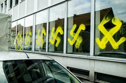 Svastike na stavbi ministrstva za kulturo