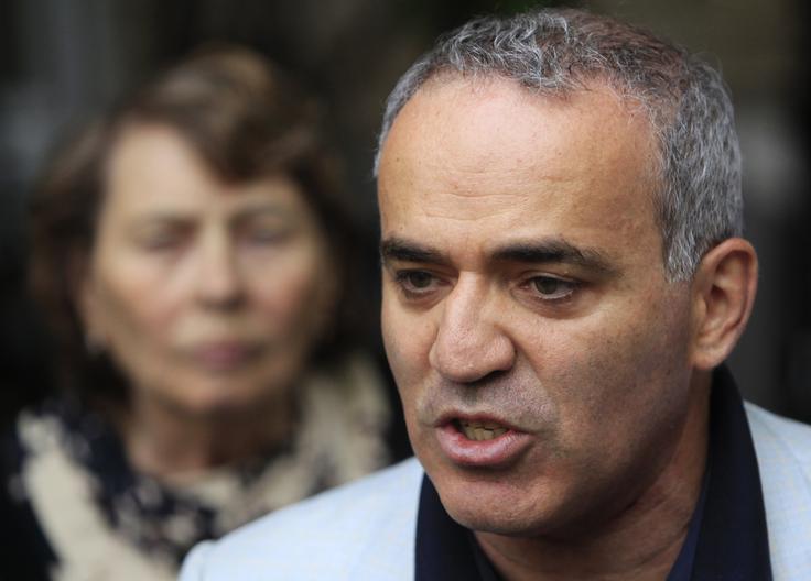 "Njegova namera o dosmrtnem diktatorstvu je postala jasna že pred več kot desetimi leti. Oblast bo zapustil samo v krsti, tako kot njegov vzornik Stalin," je pred časom o Putinu dejal Gari Kasparov. | Foto: Reuters