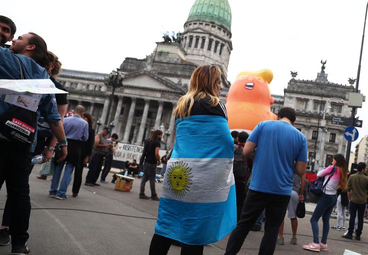 Trumpa je ob prihodu v Buenos Aires pričakal ogromen balon v njegovi podobi velikega dojenčka s telefonom, ki ga že več mesecev spremlja povsod po svetu. | Foto: Reuters